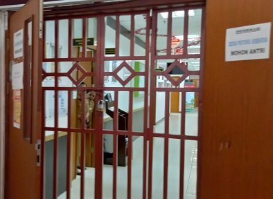 Enam Jam Digembok Kantor Dinkes Dibuka, Menunggu Tidak Ada Penyelesaian Malam Ini Marsel Gembok Kembali
