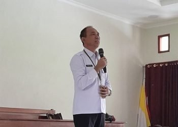 Kompol Mursaling, Kepala BNN Kabupaten Mimika memberikan materi kepada peserta Pra IYD di Aula Sentra Pendidikan pada Senin, 19 Juli 2023 (Foto: Redaksi/Koranpapua.id)