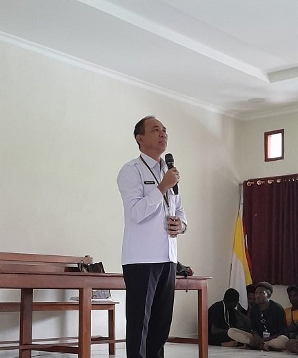 Kompol Mursaling, Kepala BNN Kabupaten Mimika memberikan materi kepada peserta Pra IYD di Aula Sentra Pendidikan pada Senin, 19 Juli 2023 (Foto: Redaksi/Koranpapua.id)