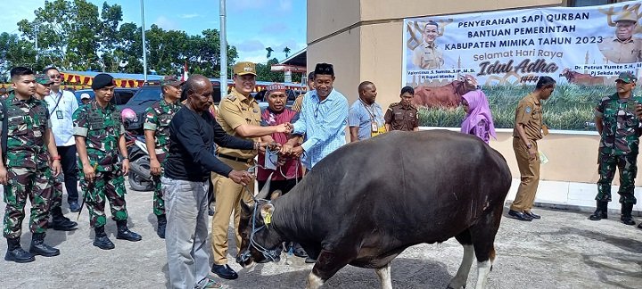 Serahkan 32 Ekor Sapi untuk Umat Muslim, Pj Bupati: Pastikan Daging Kurban Layak Dikonsumsi
