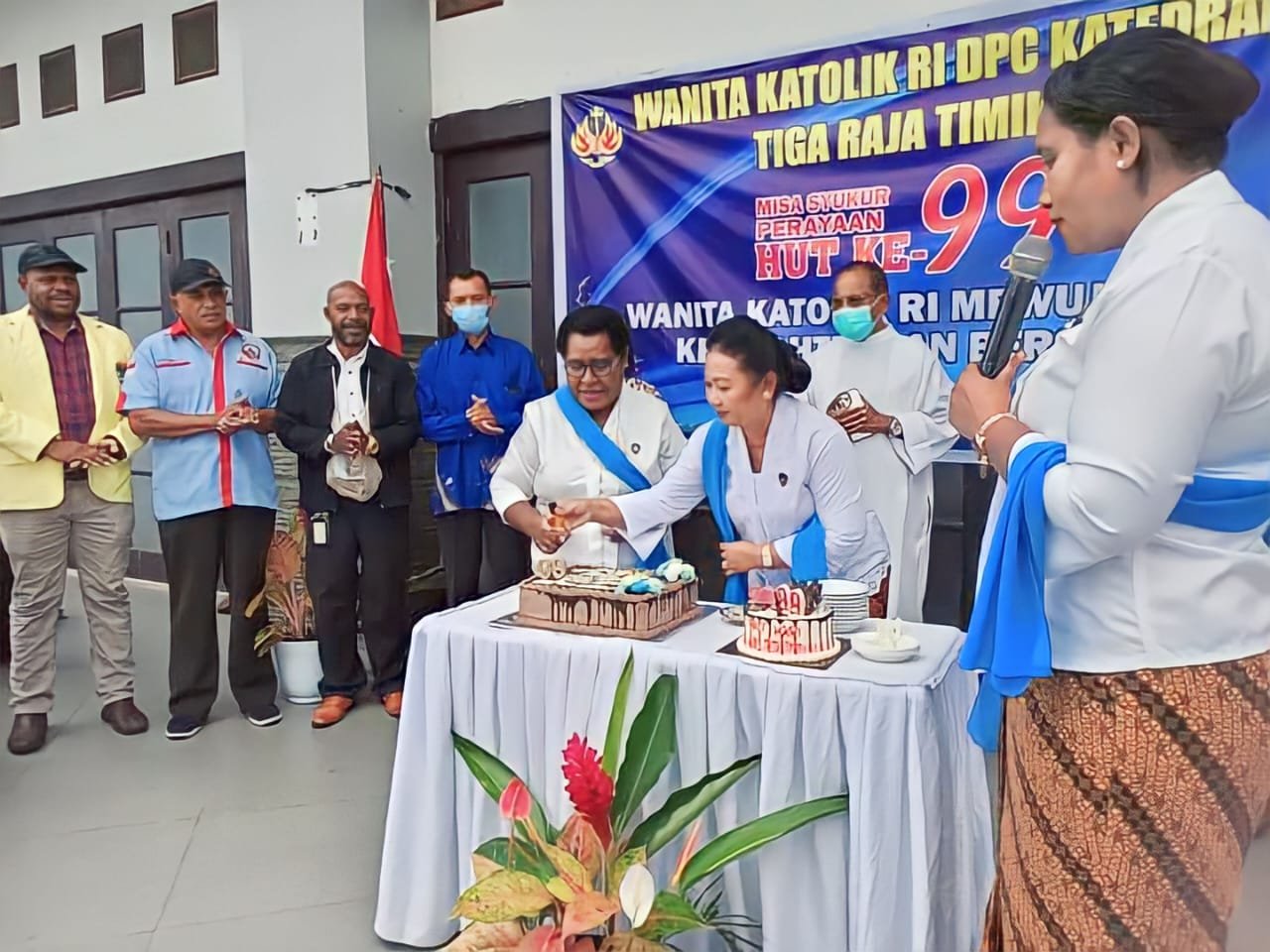 Endang Letsoin, Ketua DPC WKRI Katedral Tiga Raja Timika bersama Fransiska Kilangin menyalankan lilin Ultah ke 99.