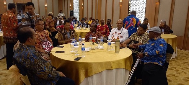 Pj. Sekda Mimika Petrus Yimte, Kapolres Mimika AKBP I Gede Putra, Yan Pieter Magal, Elminus B Mom Anggota DPRD Mimika, Pj. Bupati Valentinus S.Sumito, Direktur Utama PT. Pangan Sari Maghfur Lasah, Prof Taryono Kepala External PT Pangan Sari menghadiri Deklarasi HOPE.