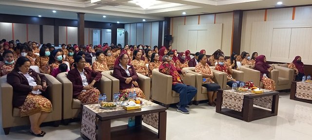 H. Ibrahim Iba, Dewan Pertimbangan DPD PPNI Mimika, Ns. Ernie Tandi Ayu, Sekretaris DPD PPNI Mimika, Agustina Paulina Gayatri pengurus DPD PPNI, dr. Moses Untung Kepala BLUD Puskesmas Timika, Kepala Puskesmas Timika Jaya dan para perawat mengikuti acara pembukaan pelantikan.