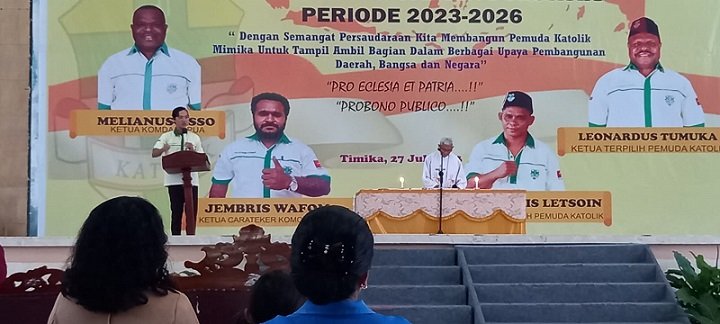 RP. Yohanes Haryoto, SCJ memimpin ibadah sabda mengawali pelantikan Badan Pengurus Pemuda Katolik Komisariat Cabang (Komcab) Mimika.