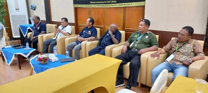 Para pria peserta camping pria sejati mengikuti ibadah pembukaan.