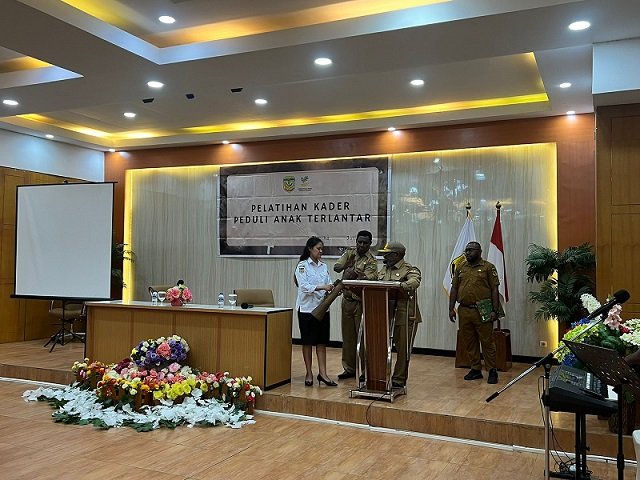 Pj. Sekda Mimika Petrus Yumte bersama Plt. Kepala Dinsos Mimika Andareas Nauw menabuh tifa bersama-sama membuka pelatihan kader peduli anak terlantar.