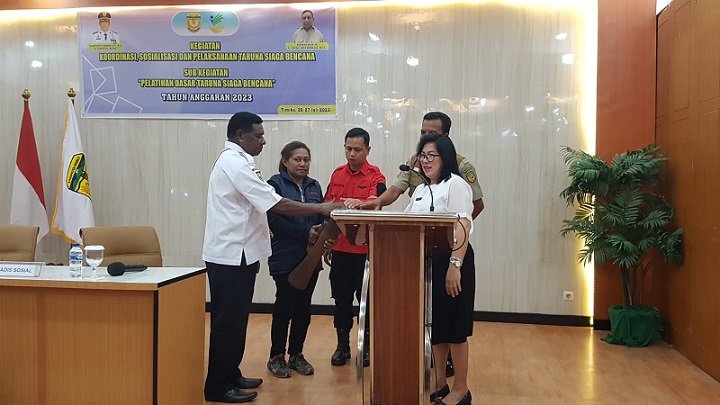 Hendritte W. Tandiono, Asisten 3 Setda Mimika, Andarias Nauw, Plh Kepala Dinas Sosial Mimika dan narasumber bersama-sama menabuh tifa membuka kegiatan.