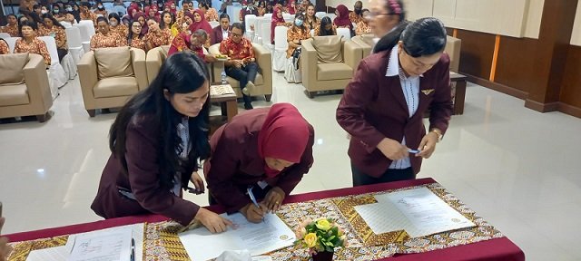 Perwakilan DPK RSUD Mimika menandatangani berita acara pelantikan.
