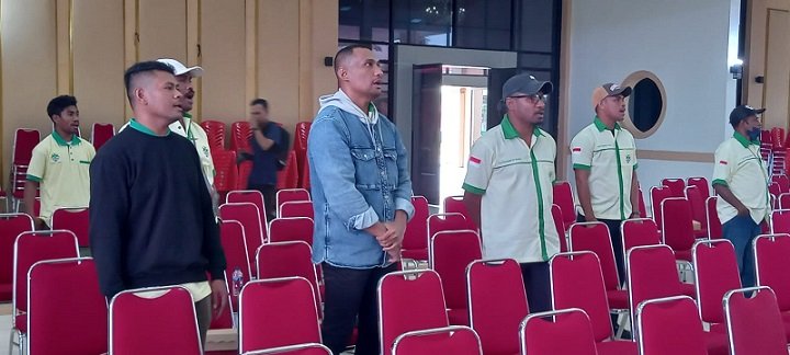 Para kader Pemuda Katolik menyanyikan mars pemuda Katolik.