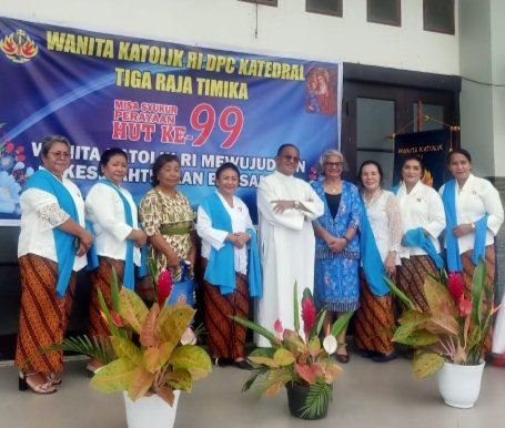 Foto bersama Pastor Paroki Katedral Tiga Raja, RD. Amandus Rahadat, Pr dan ibu-ibu Komunitas Santa Anna Paroki Katedral Tiga Raja Timika.