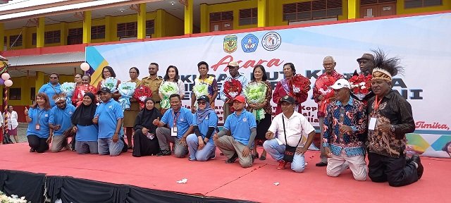 Para alumni foto bersama usai menyerahkan bunga tangan.