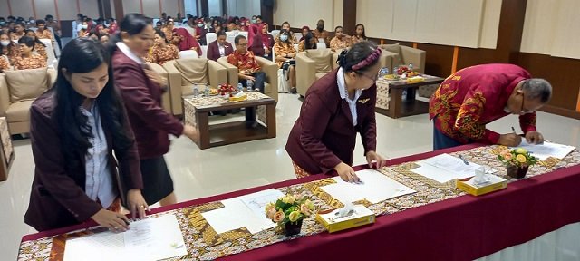 H Ibrahim Iba, Dewan Penasehat PPNI Mimika sebagai saksi menandatangani berita acara pelantikan.