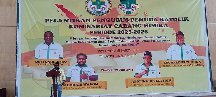 Jembris Wafom, Ketua Carateker Komcab Mimika memimpin mengheningkan cipta.