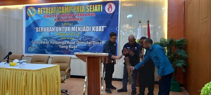 Dokter Husni, Penanggungjawab Program Unicef Papua, Dokter Robi Kayame, Kepala Dinas Kesehatan Papua dan Pdt. David Onawame menabuh tifa bersama-sama membuka camping pria sejati, Kamis 13 Juli 2023.