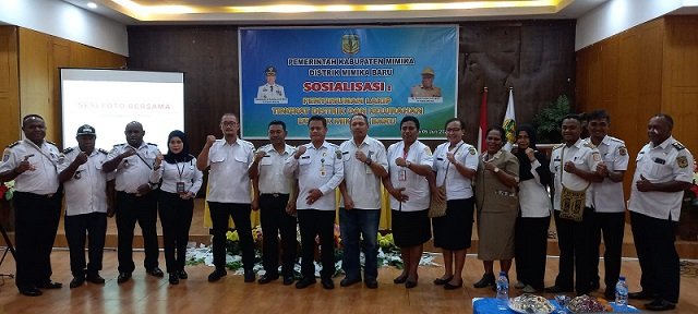 Petrus Lewa Koten, Plh Asisten 2 Setda Mimika foto bersama para lurah, narasumber usai acara pembukaan, Rabu 5 Juli 2023. (Foto : Redaksi/Koranpapua.id)