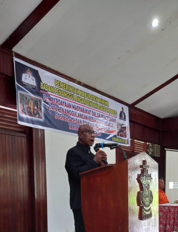 Paulus Dumais, Asisten 1 Setda Mimika membacakan sambutan Pj. Bupati Mimika Valentinus S. Sumito.