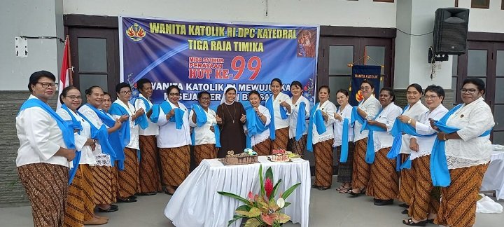 Ketua DPC WKRI Katedral Tiga Raja, Endang Letsoin foto bersama ibu-ibu WKRI sambil selebrasi menunjukan selendang biru.