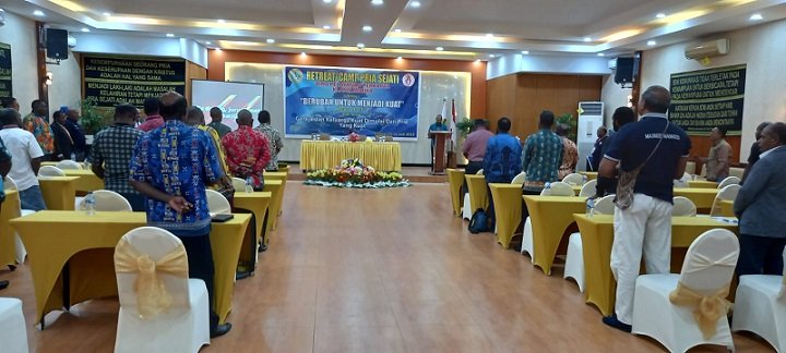 Suasana peserta saat mengikuti ibadah pembukaan.