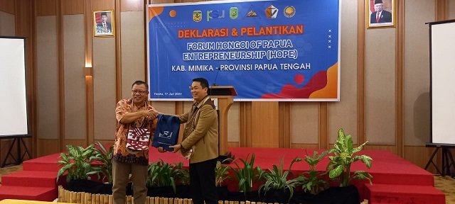 Direktur Utama PT. Pangan Sari Maghfur Lasah menyerahkan cinderamata kepada Pj. Bupati Mimika Valentinus S. Sumoto.