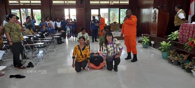 Adolof C. Dimara, Basarnas Timika selaku narasumber memberikan praktek mengangkat korban.
