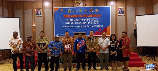 Direktur Utama PT. Pangan Sari Maghfur Lasah, Pj. Bupati Mimika Valentinus S. Sumoto, Pj. Sekda Petrus Yumte foto bersama usai deklarasi HOPE.