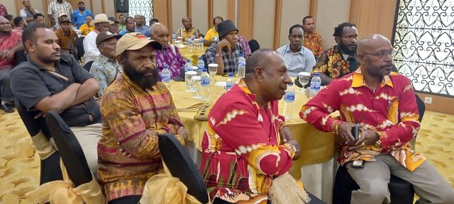 Ketua Lemasa, Karel Kum bersama tokoh masyarakat Amungme menghadiri deklarasi HOPE.