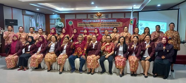 Pengurus DPD PPNI dan DPK Puskesmas Mapurujaya foto bersama sambil selebrasi salam tangguh.
