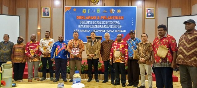 Direktur Utama PT. Pangan Sari Maghfur Lasah, Pj. Bupati Mimika Valentinus S. Sumoto, Pj. Sekda Petrus Yumte foto bersama tokoh masyarakat usai deklarasi HOPE.