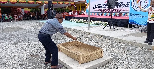 Mantan Kepala Dinas Pendidikan Mimika Nikolaus Watimena menyerahkan uang dalam acara alas tikar.