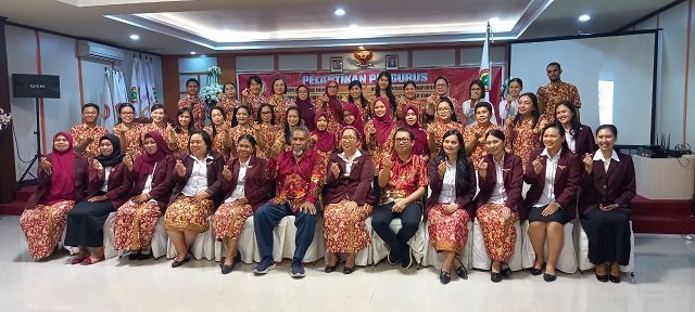 Pengurus DPD PPNI dan DPK RSUD Mimika foto bersama sambil selebrasi salam cuan.