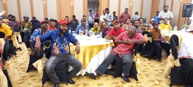 Para pengusaha Papua mengikuti acara deklarasi HOPE.
