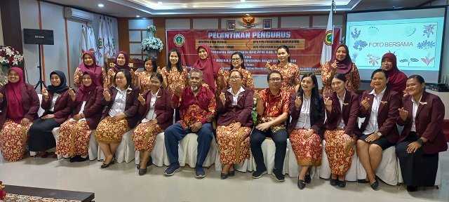 Pengurus DPD PPNI dan DPK Puskesmas Timika foto bersama sambil selebrasi salam cuan.