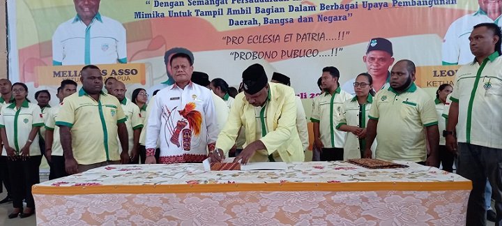 Dr. Leonardus Tumuka, Ketua Pemuda Katolik Komcab Mimika menandatangani berita acara pelantikan.