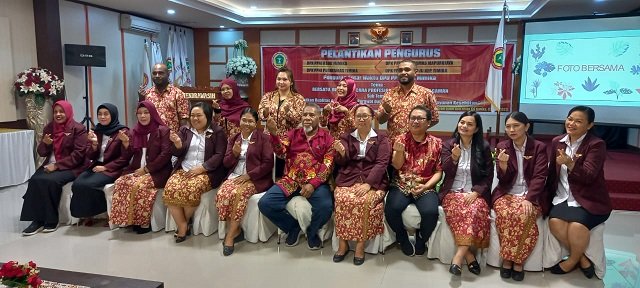 Pengurus DPD PPNI dan DPK Prodi D3 Keperawatan Mimika foto bersama sambil selebrasi salam cuan.