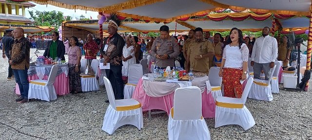 Margarita Abraham, Kepsek SDI Koperapoka 1, Kepala Dinas Pendidikan Mimika Dr. Willem Naa, S.Pd., M.MT, Gregorius Okoare, Kapolres Mimika AKBP I Gede Putra bersama dan tamu undangan menyanyikan lagu Indonesia Raya.