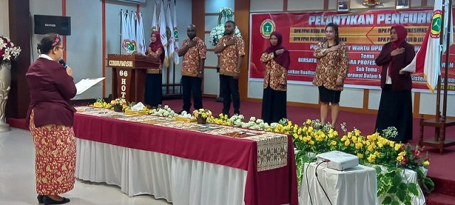 Sekretaris DPD PPNI Mimika Ns. Ernie Tandi Ayu melantik pengurus DPK Prodi D3 Keperawatan Mimika.