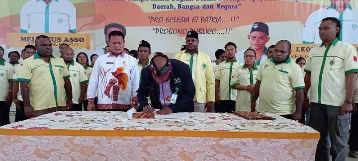 Ignatius Robert Adii, Ketua FKUB Mimika menandatangani berita acara pelantikan sebagai saksi.