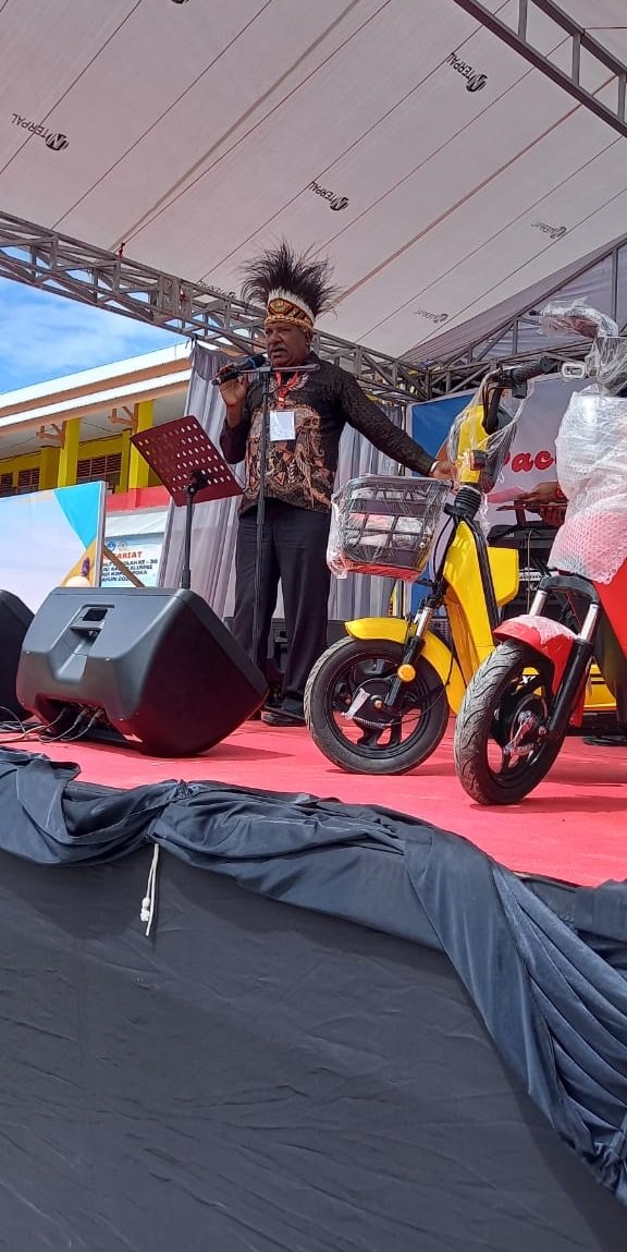 Gregorius Okoare menyampaikan sambutan mewakili alumni.