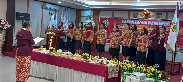 Sekretaris DPD PPNI Mimika Ns. Ernie Tandi Ayu melantik pengurus DPK Puskesmas Timika.