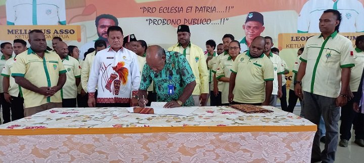 Perwakilan Keuskupan Timika menandatangani berita acara pelantikan sebagai saksi.