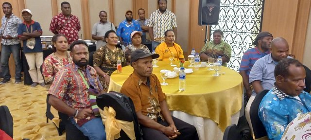 Tokoh perempuan dan masyarakat Amungme menghadiri acara deklarasi HOPE.