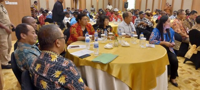 Antonius Welerubun, Kepala Dinas Perikanan Mimika, Kepala Dinas Peternakan dan Kesehatan Hewan Sabelina Fitriani, Kepala Dinas Pertanian Tanaman Pangan Hortikultura dan Perkebunan Mimika Alice Irene Wanmaf bersama undangan menghadiri deklarasi HOPE.