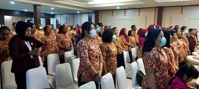 Para perawat menyanyikan lagu Indonesia Raya.