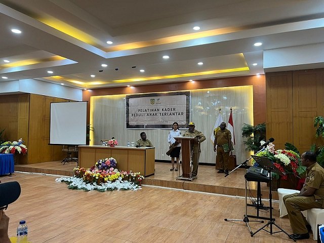 Pj. Sekda Mimika Petrus Yumte membacakan sambutan Pj. Bupati Mimika Valentinus S. Sumito.