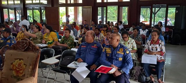 Peserta pelatihan mengikuti acara pembukaan dengan serius.