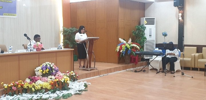 Hendritte W. Tandiono, Asisten 3 Setda Mimika membacakan sambutan Pj. Bupati Mimika Valentinus S. Sumito.