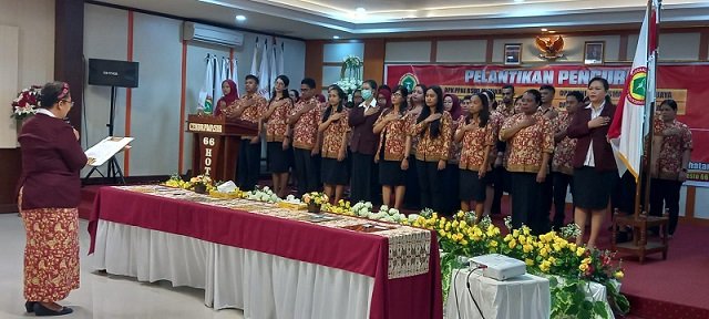 Sekretaris DPD PPNI Mimika Ns. Ernie Tandi Ayu melantik pengurus DPK RSUD dan DPD PPNI PAW.