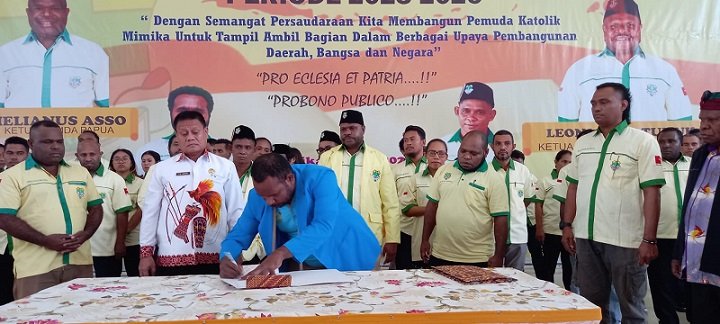Awen Magai, Ketua KNPI Mimika menandatangani berita acara pelantikan sebagai saksi.