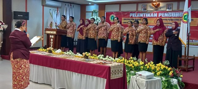 Sekretaris DPD PPNI Mimika Ns. Ernie Tandi Ayu melantik pengurus DPK Mapurujaya.