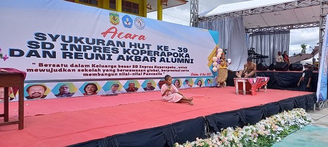 Siswa-siswi membawakan teater mini perjanjian abadi.